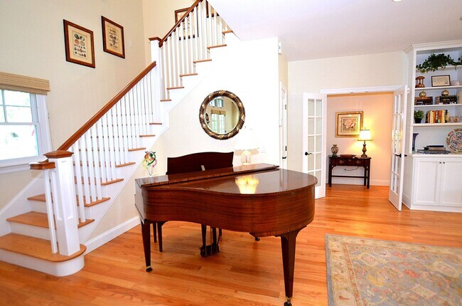 Building Photo - Charming Vacation Home, Furnished 4Bd/3.5Ba Home