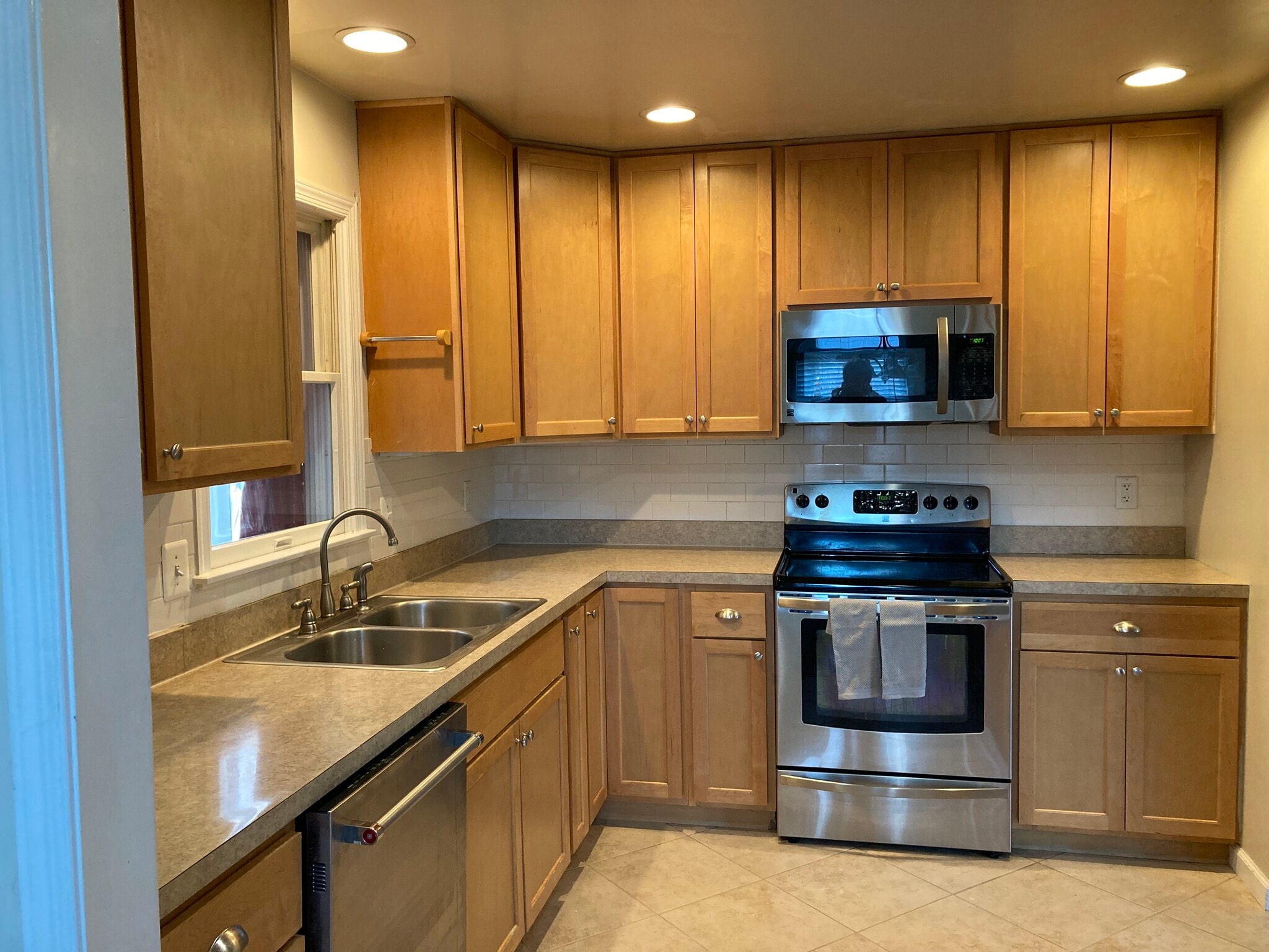 Dishwasher, newer stove, fridge, microwave - 7288 Beechtree Ln