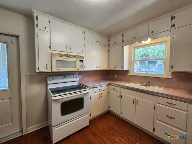 Building Photo - 588 S Castell Ave