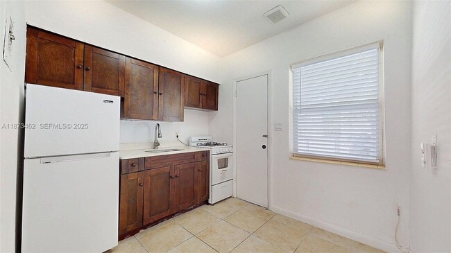 Building Photo - 2499 SW 27th St