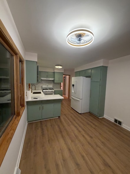 Building Photo - 2940 N Natoma Ave