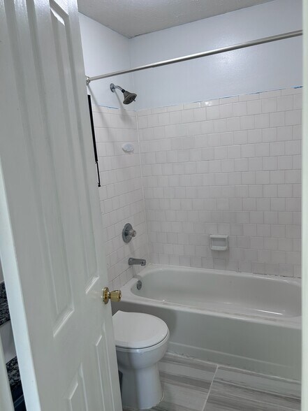 Full Bath - 620 Kittendale Cir
