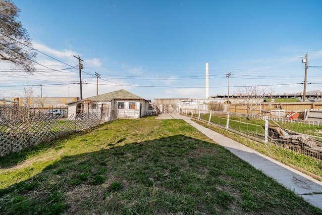 Building Photo - 3 bed 1 bath home recently renovated.