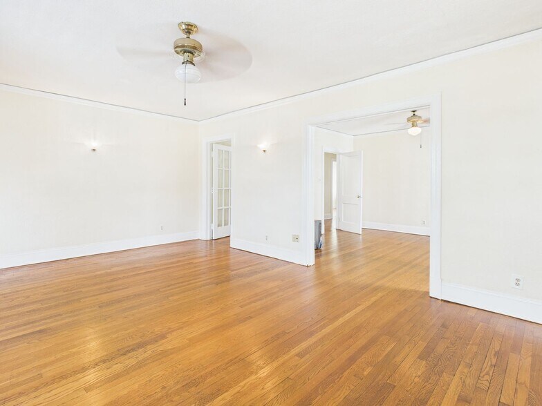 Building Photo - 2802 Dupont Cir