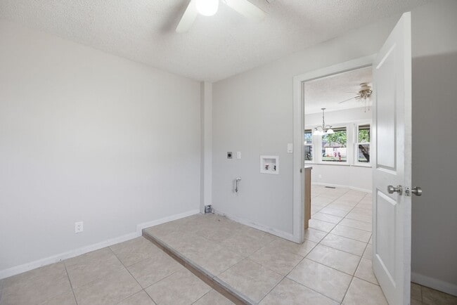 Building Photo - Cute 3 bed 1.5 bath home with a large yard and quite living in the highly desired Bixby Public Sc...