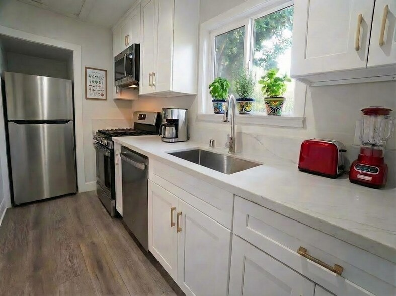 Building Photo - 6043 Selma Ave