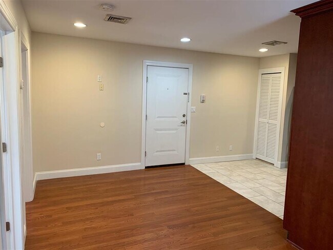 Building Photo - 422 Monroe St