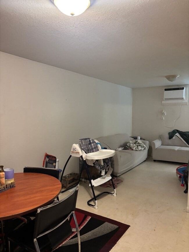 Building Photo - 1071 Kathryn