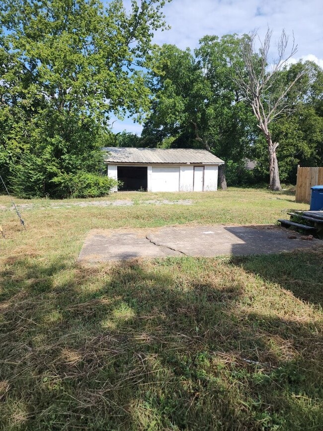 Building Photo - Affordable 3-bedroom, 2-bathroom