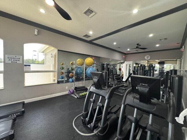 Building Photo - 1804 SW Jamesport Dr