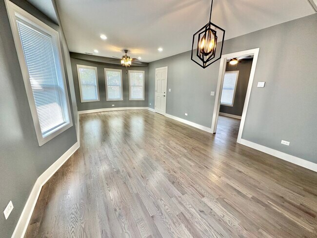 Building Photo - 2233 N Lawler Ave