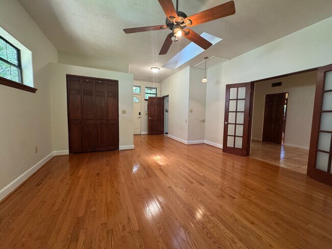 Building Photo - 3 Bed 2 Bath Home in Golfview