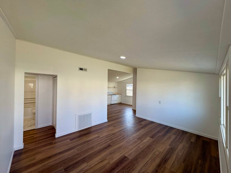 Building Photo - 3028 Virginia St