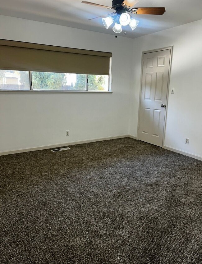 Building Photo - Immaculate North Fresno 3/2