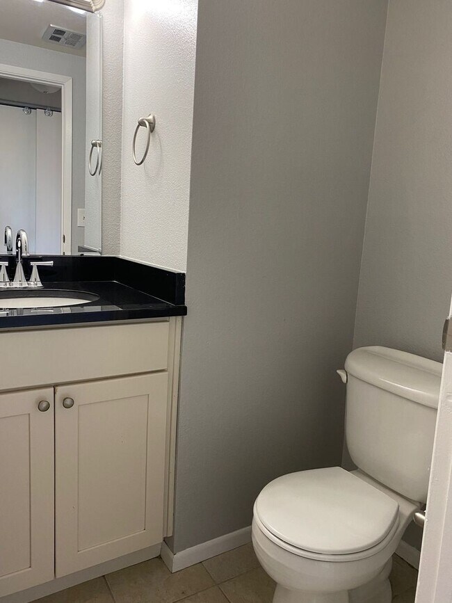 Building Photo - Amazing 3 Bed / 2.5 Bath Townhome in 1st V...