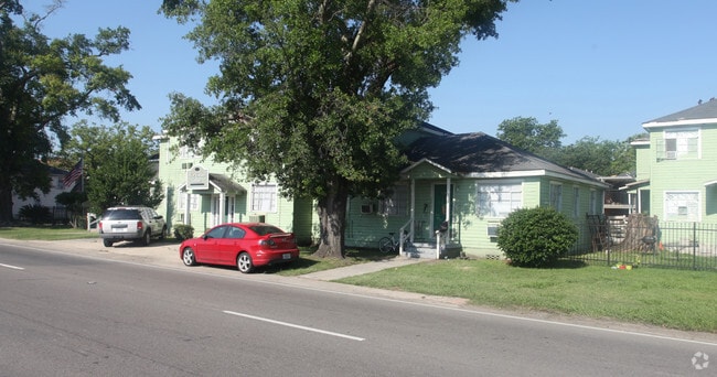 Primary Photo - 3126-3152 Nicholson Dr