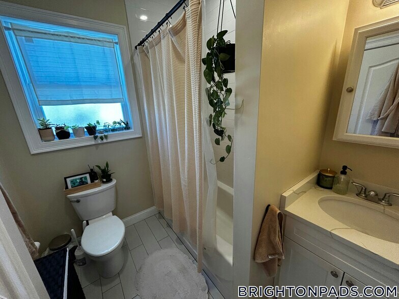 Building Photo - 35 Winship St