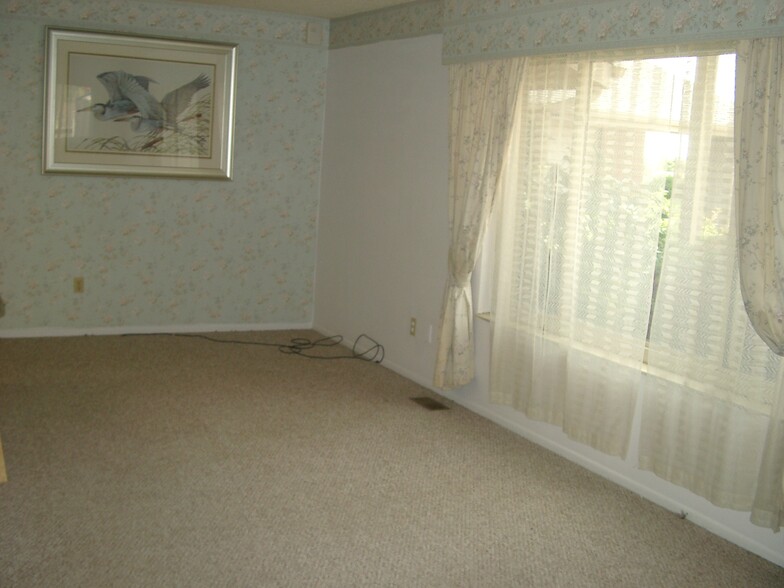 Large living room w/view of pikes peak - 638 Gilcrest Rd