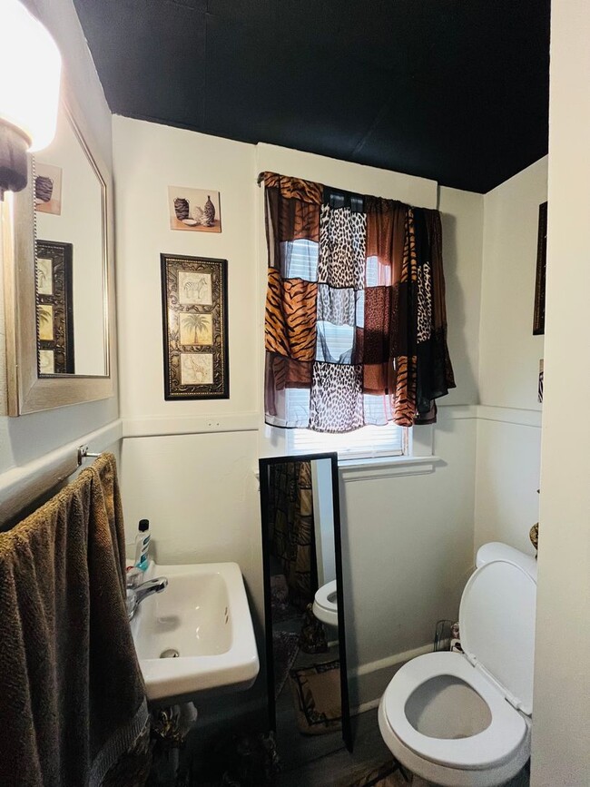 Building Photo - Large 3 bedroom on a great quiet street.