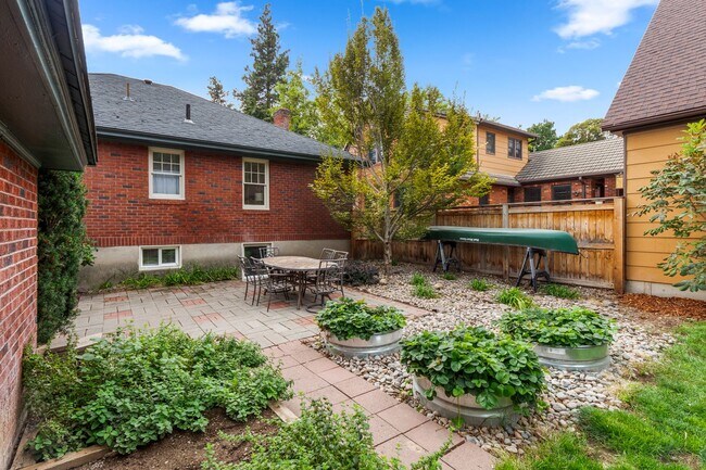 Building Photo - 3 Bed 2 Bath South Hill Spokane home offering all the updates..