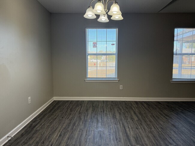 Building Photo - 862 Lyndsi Ln