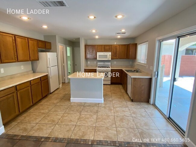 Building Photo - $500 off first month!  Great 3 Bedroom 2.5...