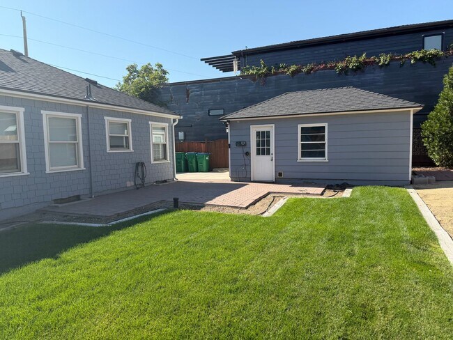Building Photo - Remodeled and Furnished