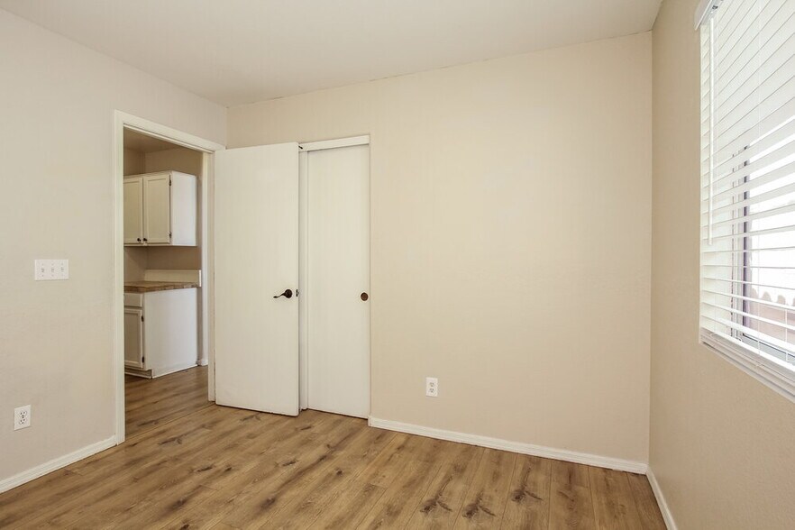 Building Photo - 8667 W Palm Ln