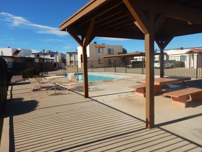 Building Photo - 2 bedroom 1 bath condo with washer and dryer