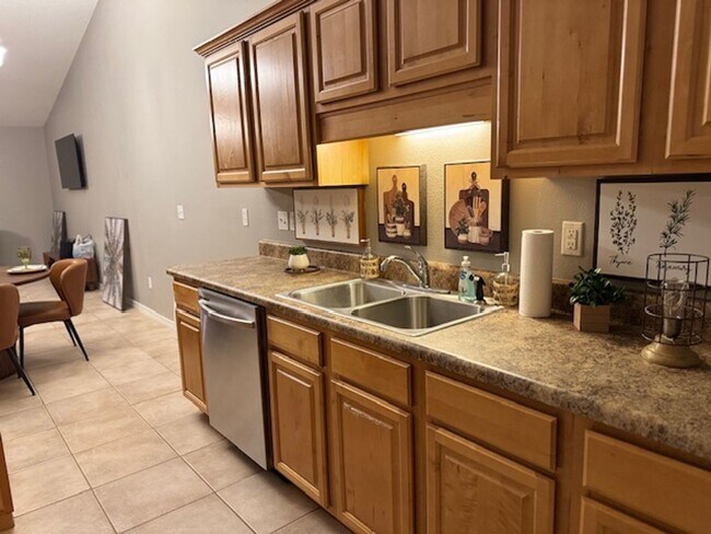 Building Photo - 1833 Sundown Dr