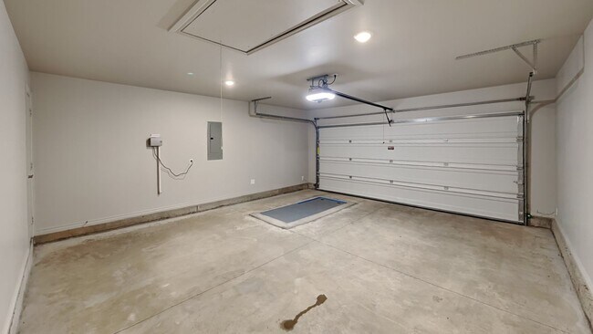 Building Photo - Spectacular 3 Bedroom 2.5 Bathroom Home in...