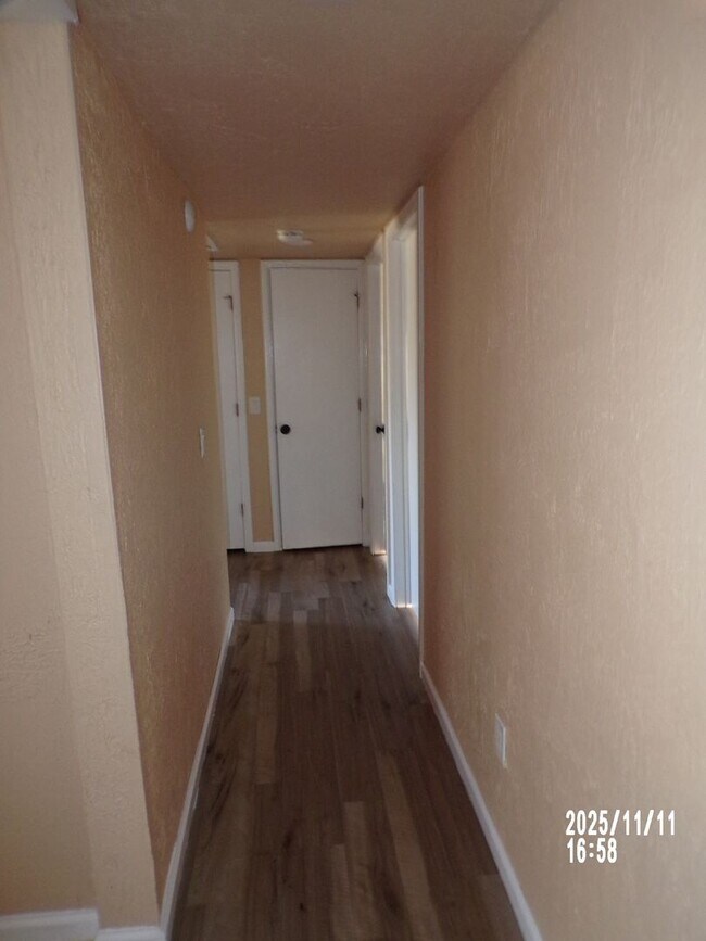 Building Photo - home located close to Bishop School District