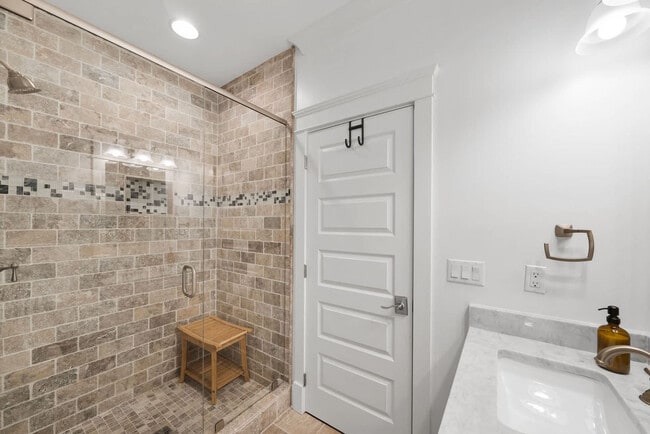 Building Photo - 49 Pleasant St