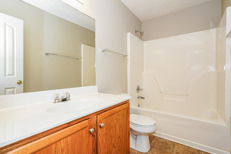 Building Photo - 1318 Eastwoods Dr