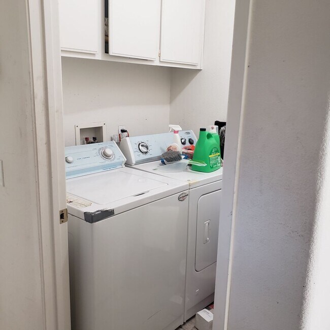 Building Photo - (Mission Grove) 5 BEDROOM, 1 bedroom downs...