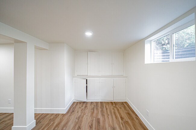 Building Photo - 303 W 20th St