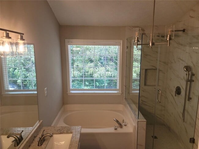 Building Photo - 3250 Northcliff Dr