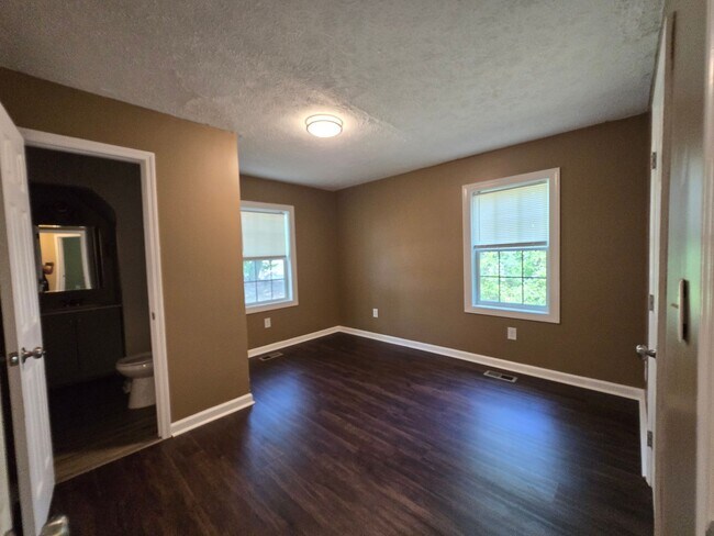 Building Photo - 707 Miller Ave