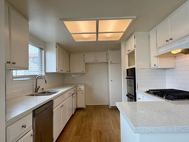 Building Photo - 529
