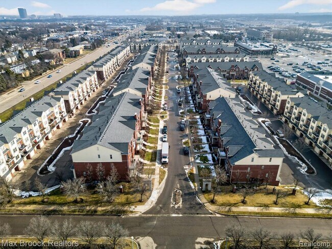 Building Photo - 3255 Camden Dr