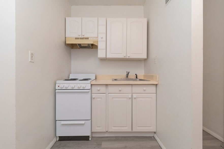 Building Photo - 131 E 94th St