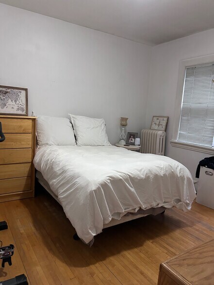 First bedroom - 4947 York Ave S