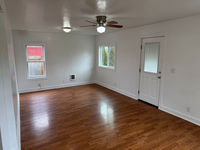 Building Photo - Updated 3 bedroom, 1 bath house in Springfield!