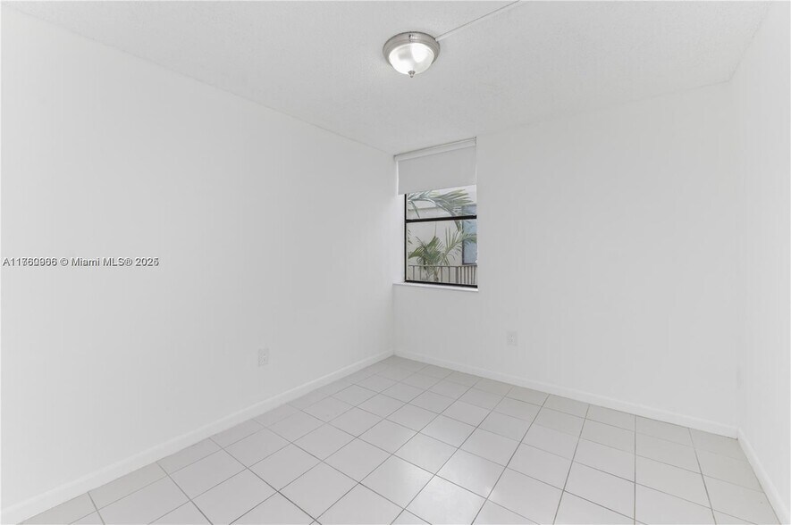 Building Photo - 20301 NE 30th Ave