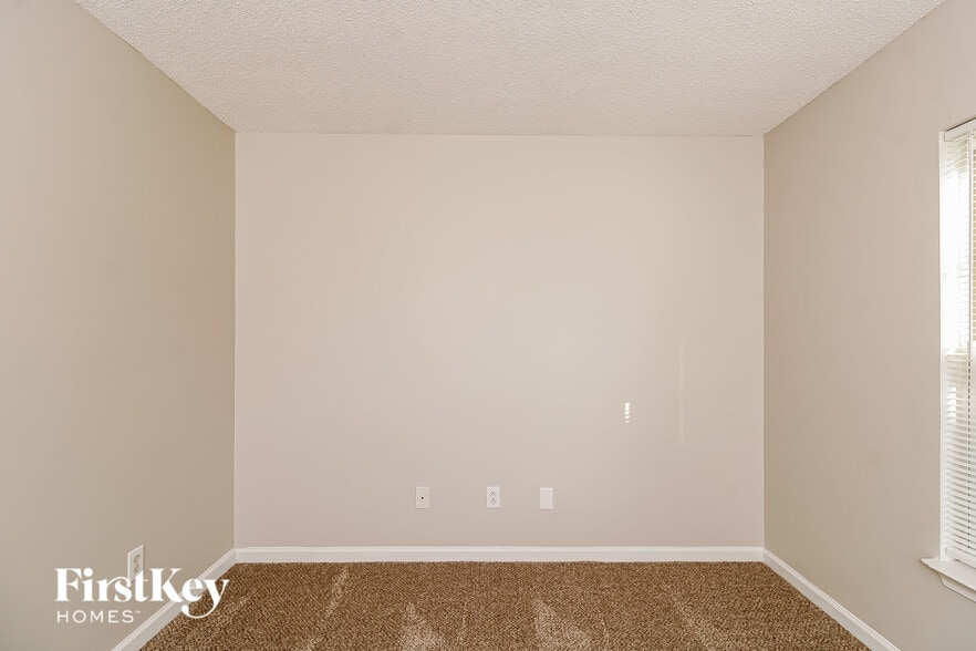 Building Photo - 227 Julian Pond Ln