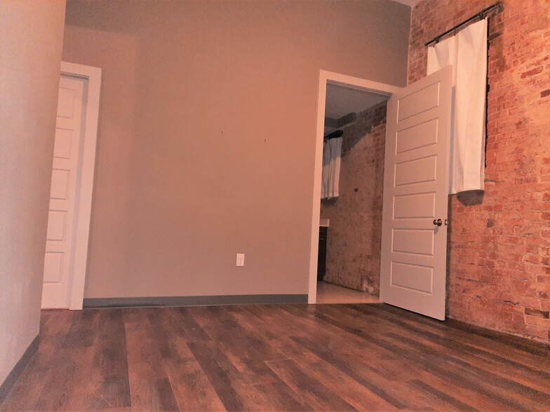 Building Photo - 905 9th Street
