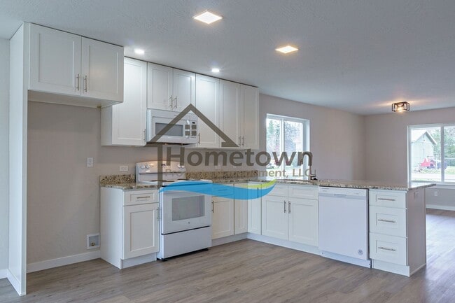 Building Photo - 3 Bedroom Home with 1.5 Bathrooms and an A...