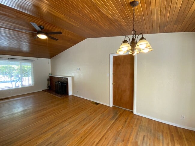 Building Photo - 3 Bedroom Single Story Home Available Near...