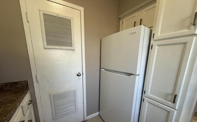 Building Photo - 1802 La Salle Pl