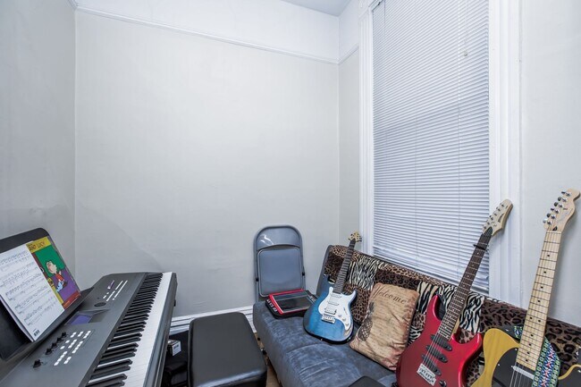 Building Photo - 2bed/1bath, PLUS OFFICE in Bucktown! Central Air! Free Laundry!